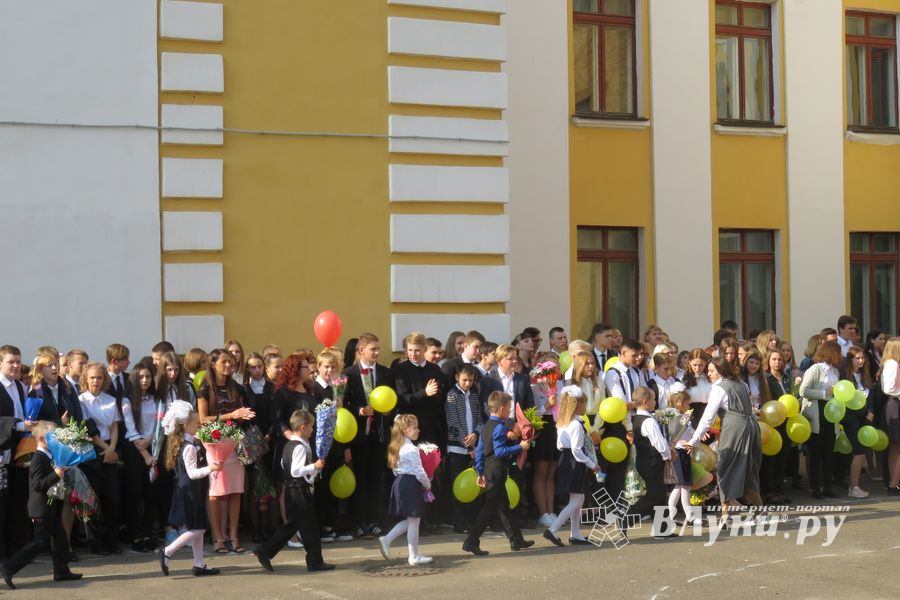 1 сентября в школах Великих Лук прошли Торжественные линейки (ФОТО)