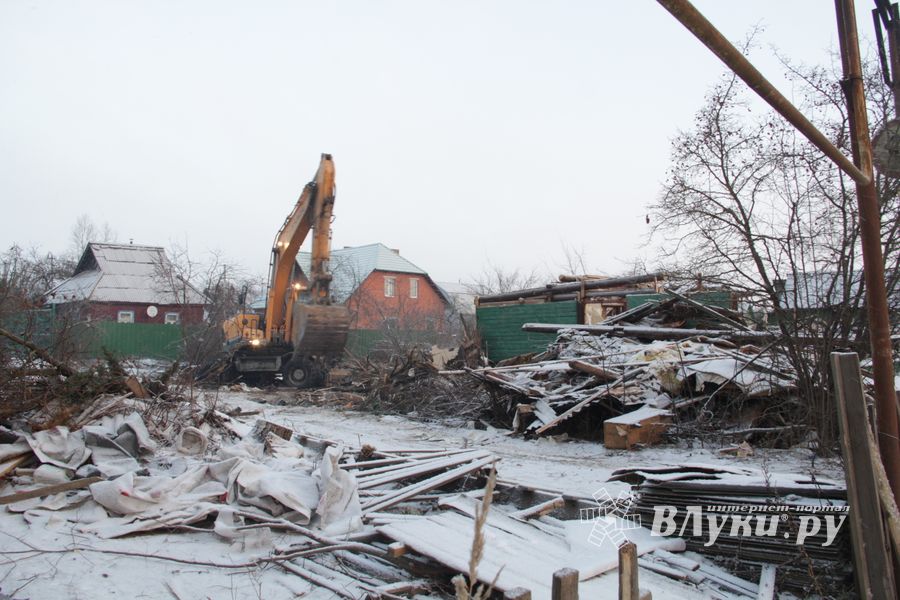 В Великих Луках продолжается расчистка местности для строительства путепровода (ФОТО)