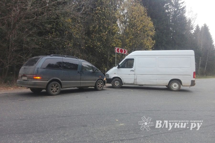 В зеленой зоне столкнулись фольксваген и тайота (ФОТО)