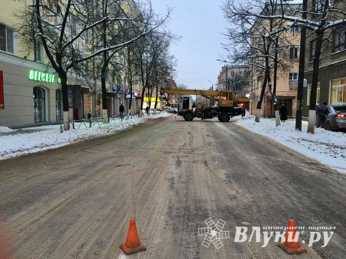 Улицу Зверева в Великих Луках заблокировал автокран (ФОТО)