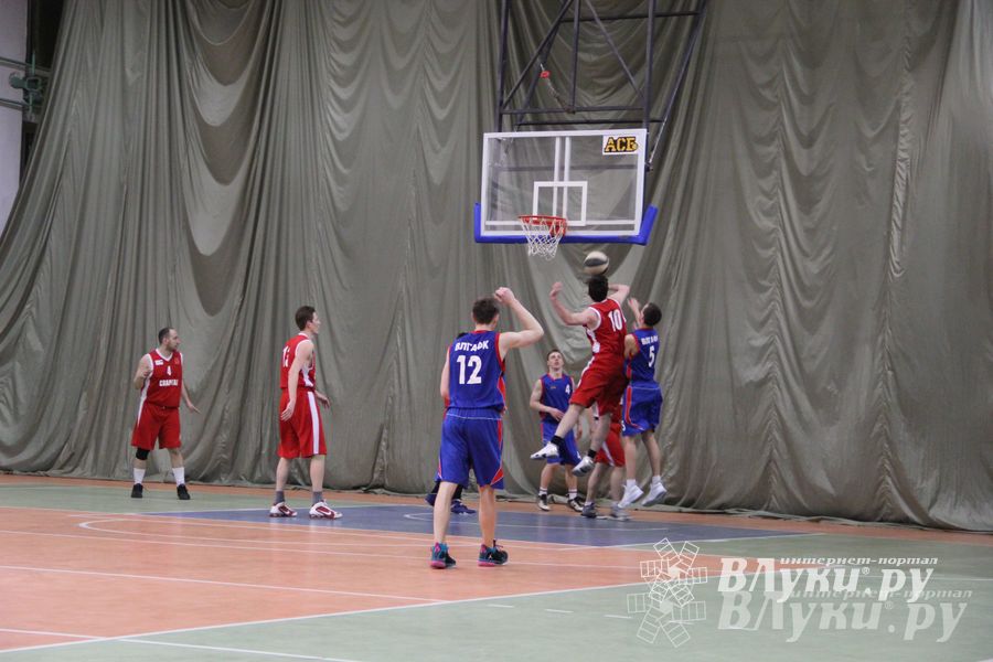 В Великих Луках проходит Открытый Чемпионат г. Великие Луки по баскетболу (фото)