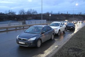 На путепроводе столкнулись три автомобиля (ФОТО)