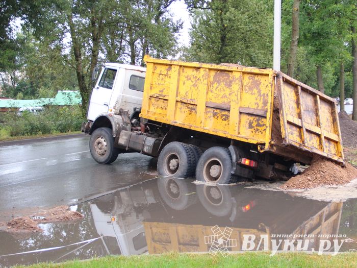 На проспекте Гагарина в Великих Луках провалился грузовик (ФОТО)