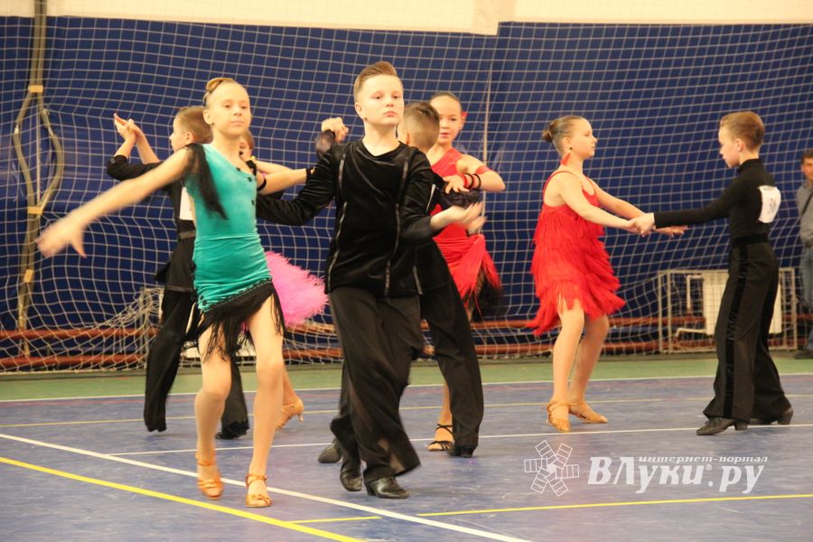 В Великих Луках прошел турнир по спортивным бальным танцам (ФОТО)