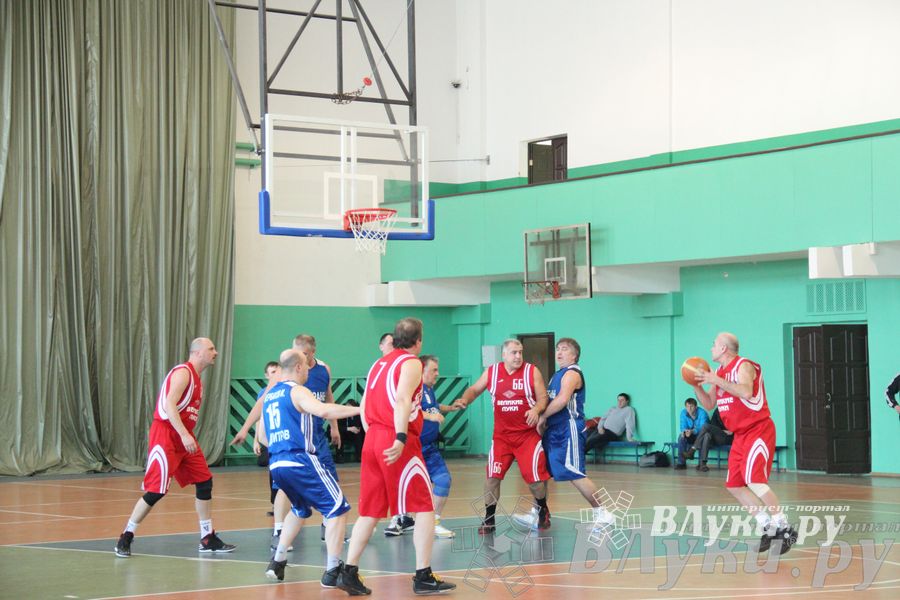 Баскетболисты Великих Лук сыграли со сборной Дмитрова