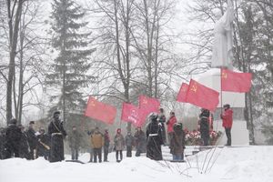 Великолучане возложили цветы на братском мемориальном захоронении (ФОТО)