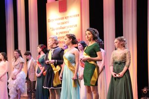 В Великих Луках выпускникам вручили медали «За особые успехи в учении» (ФОТО)