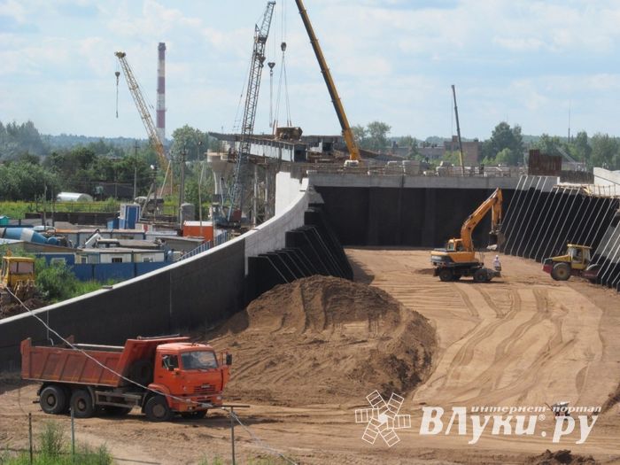 В Великих Луках на путепроводе завершена надвижка левого пролета (ФОТО)
