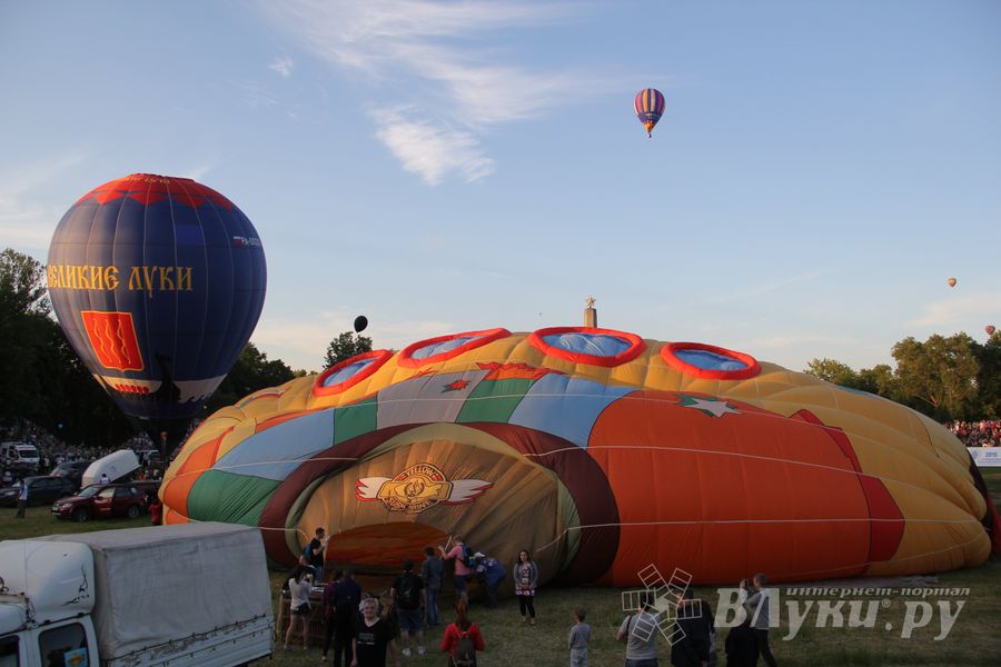 В Великих Луках открылась Международная юбилейная встреча воздухоплавателей (фото)