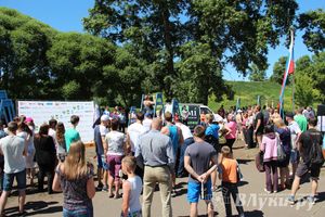 В Великих Луках состояли соревнования по подтягиванию на турнике (фото)