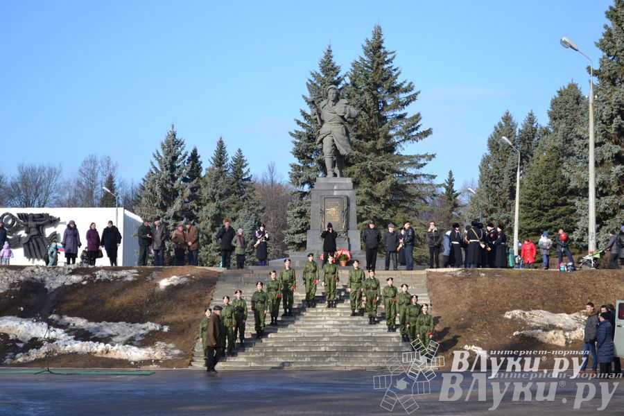 День защитника отечества в Великих Луках отметили памятным митингом и салютом