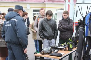 Псковские студенты побывали в гостях у пожарных и спасателей (фото)