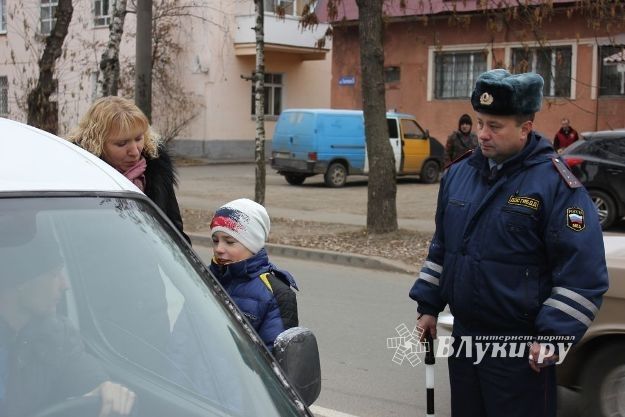 Великолукские водители получили письма-обращения от юных участников движения (фото)