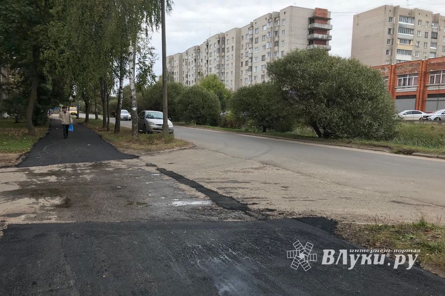 В Великих Луках на ул. Вокзальной ремонтируют тротуар (ФОТО)