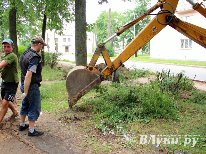 Старый камень в новом сквере (ФОТО)