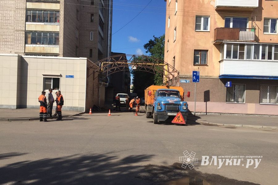 В Великих Луках производится ямочный ремонт дорожного покрытия (ФОТО)