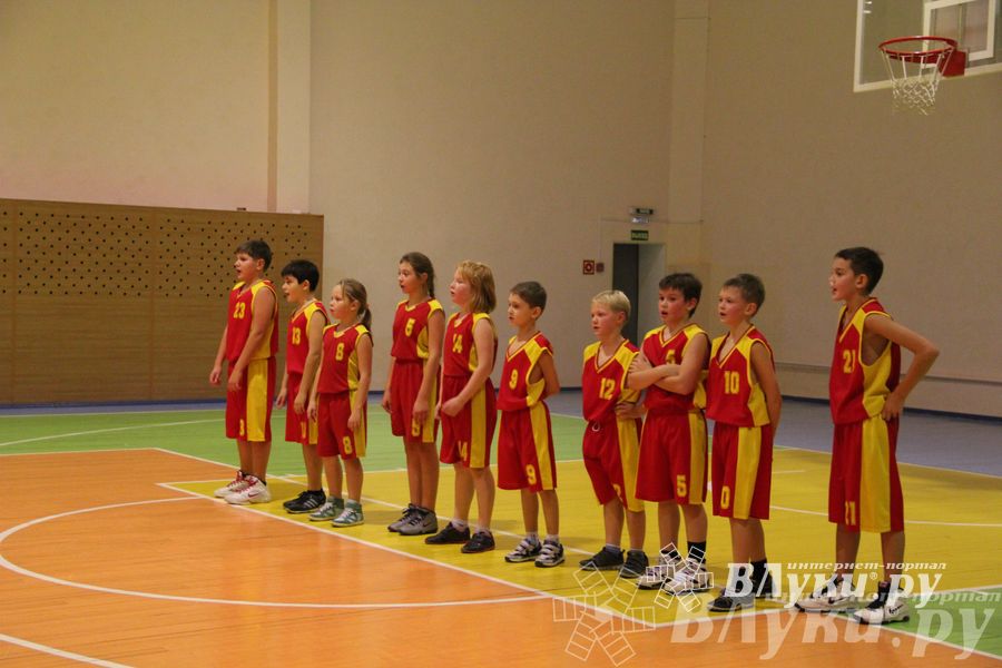 Интересный баскетбольный матч прошел в Великих Луках (фото)