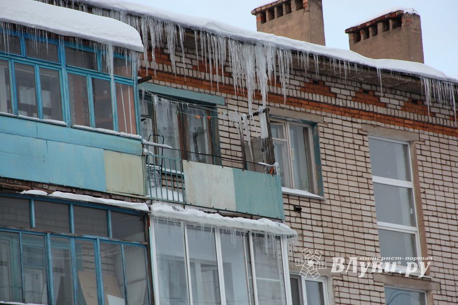 Сосульки в Великих Луках продолжают расти
