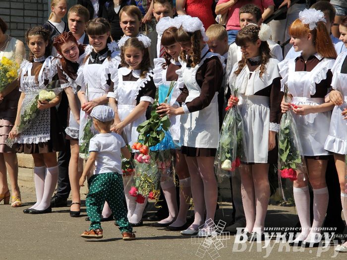 В Великих Луках прозвенели «Последние звонки»