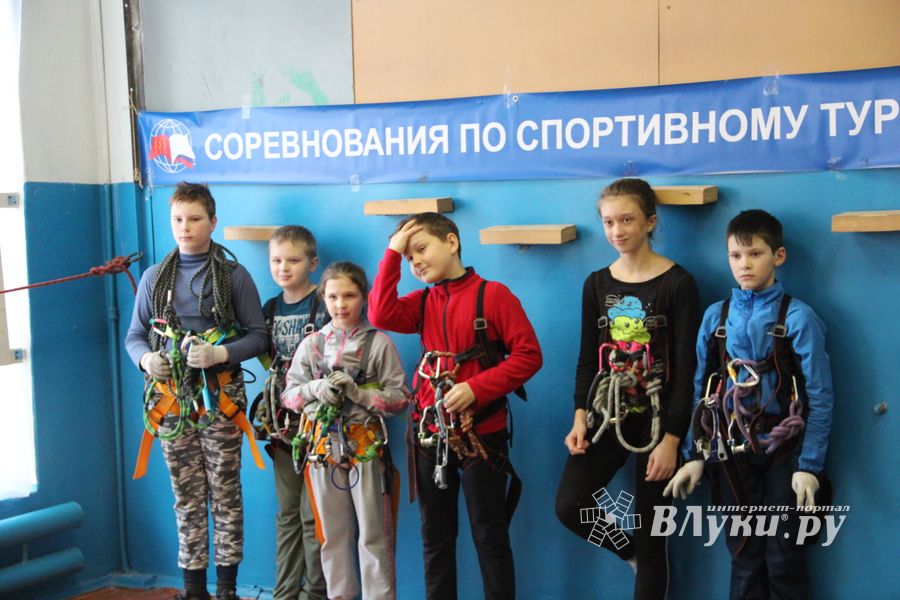 Великолукские школьники попрыгали по «кочкам»