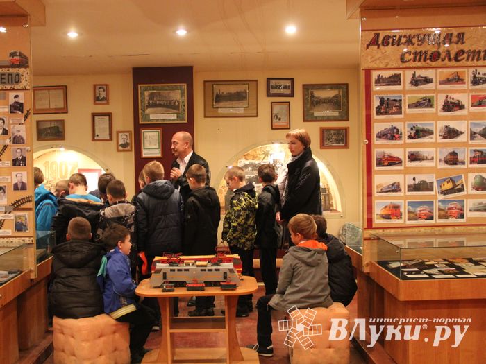 Великолукские школьники почувствовали себя машинистами (ФОТО)