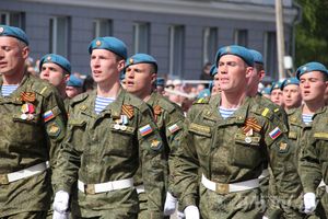 Парад Победы в Великих Луках (фото)