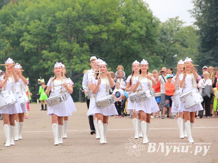 В Великих Луках проходит Международный фестиваль-конкурс среди мажореток и барабанщиц (ФОТО)