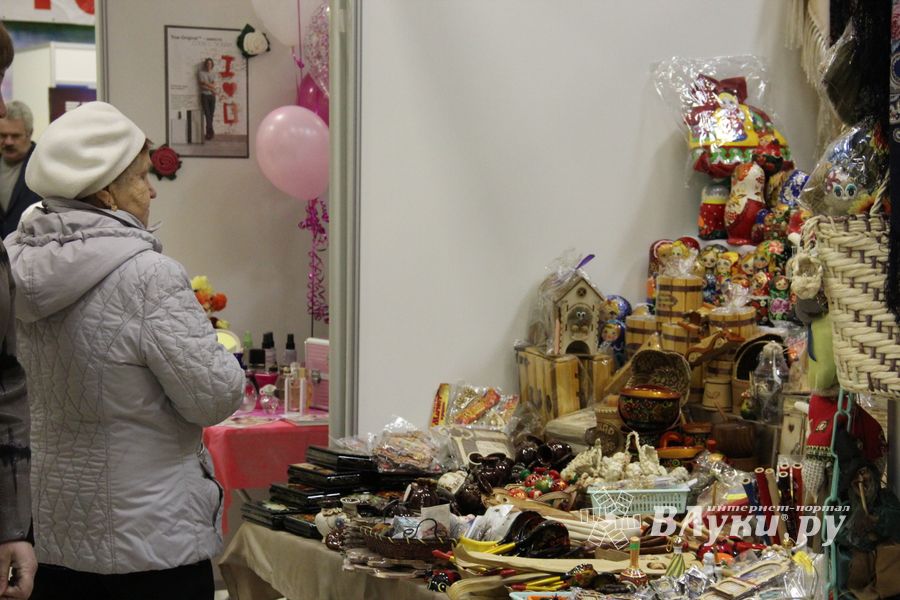 В Великих Луках открылась 8-ая Великолукская универсальная выставка (ФОТО)