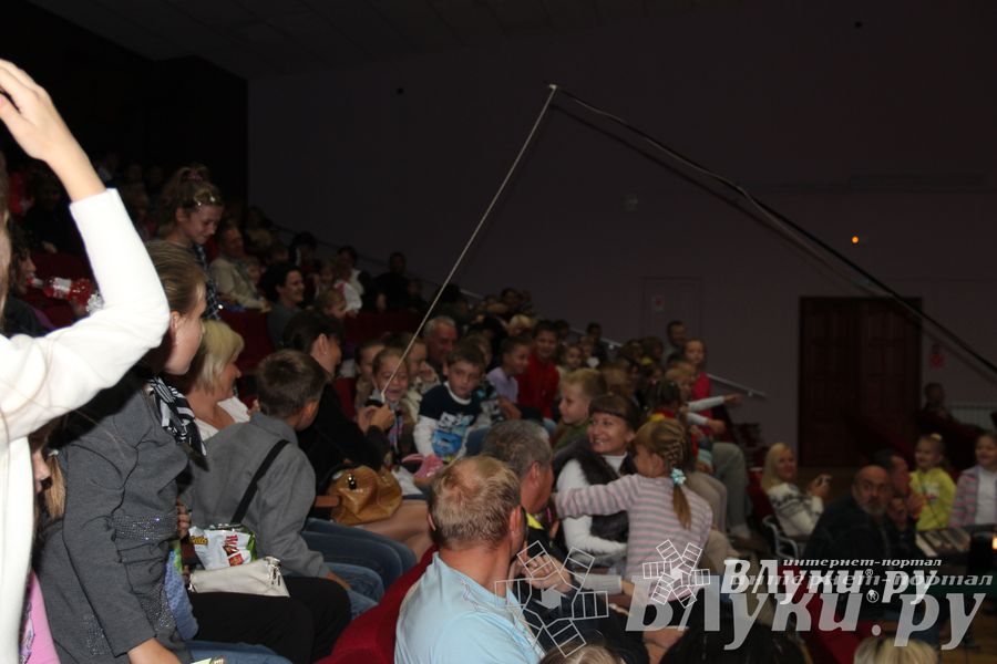 Шоу магических зонтиков и мыльных пузырей увидели юные великолучане