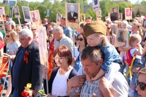 По центральному проспекту Великих Лук прошёл  «Бессмертный полк» (0+) (ФОТО)