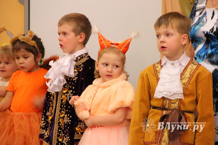 В Великие Луки пришла пора новогодних утренников (ФОТО)