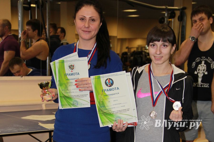 В Великих Луках состоялись Первенство города по жиму штанги и Первый Кубок города по армлифтингу (фото)