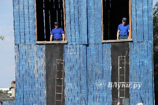 В Великих Луках прошли соревнования среди пожарных