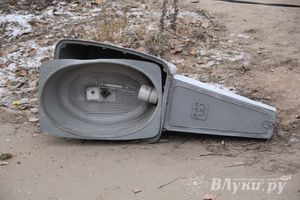 В Великих Луках пьяный водитель снес столб (фото)