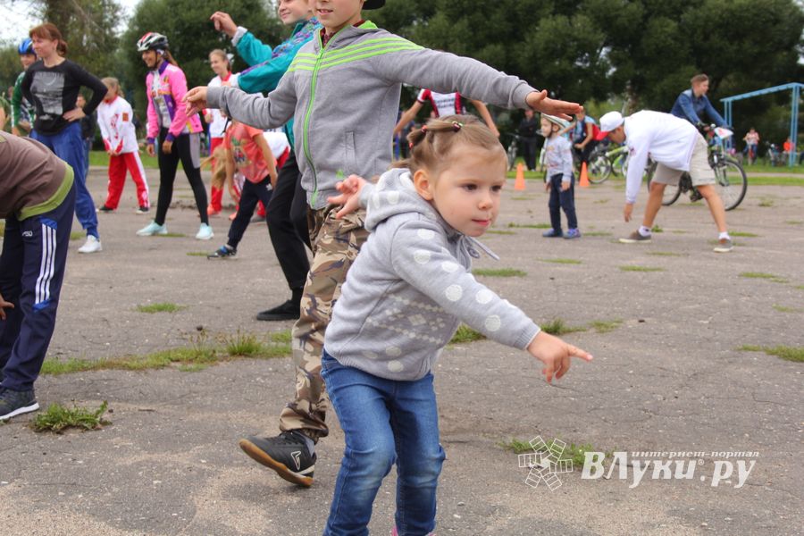 В Великих Луках прошёл Велопарад (ФОТО)