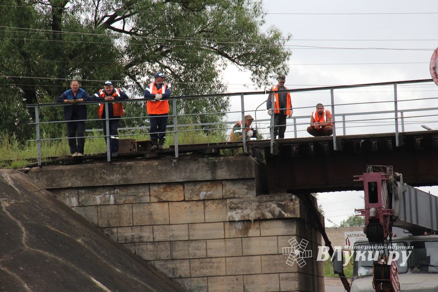 В Великих Луках движение по одной из полос под ж/д путепроводом Лазавица закрыто (ФОТО)