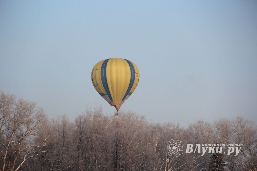 Над Великими Луками взлетели «Яблоки на снегу» (фото)