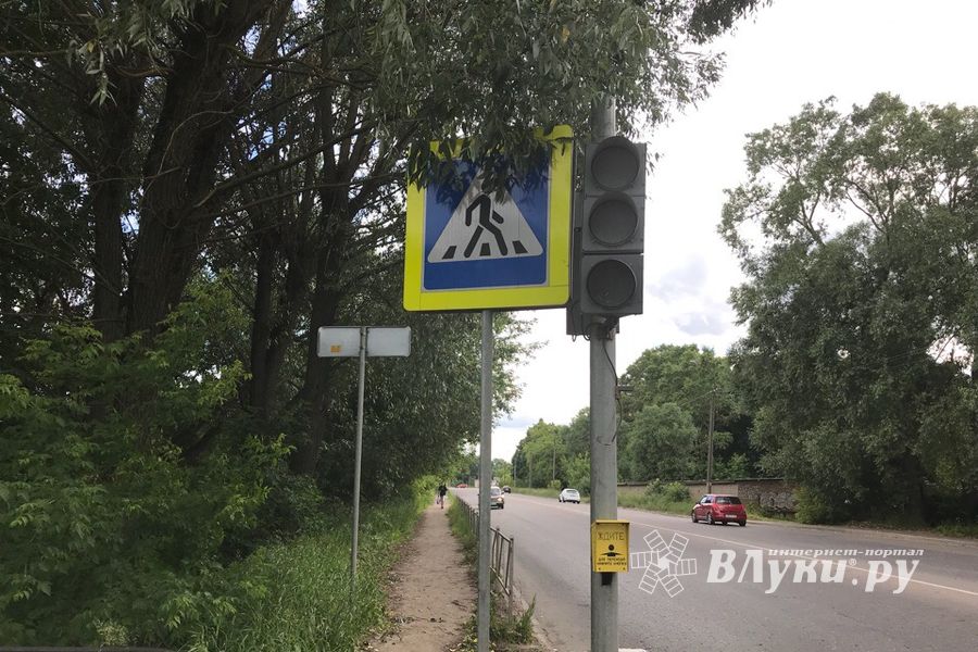 Великие Луки: Где-то строят, а где-то — рушится (ФОТО)