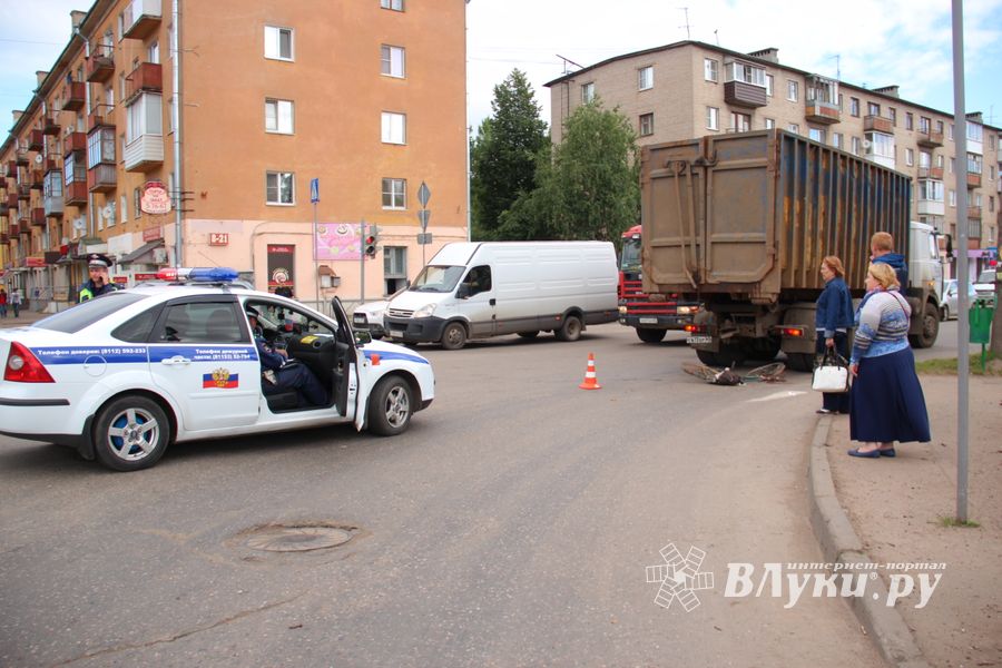 В Великих Луках на пешеходном переходе сбили велосипедиста (ФОТО)