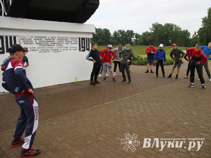 Великолучане провели зарядку с чемпионом (ФОТО)