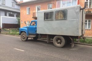 В Великих Луках забил «гейзер», по словам коммунальщиков, «рядовая ситуация» (ФОТО+ЗВУК)