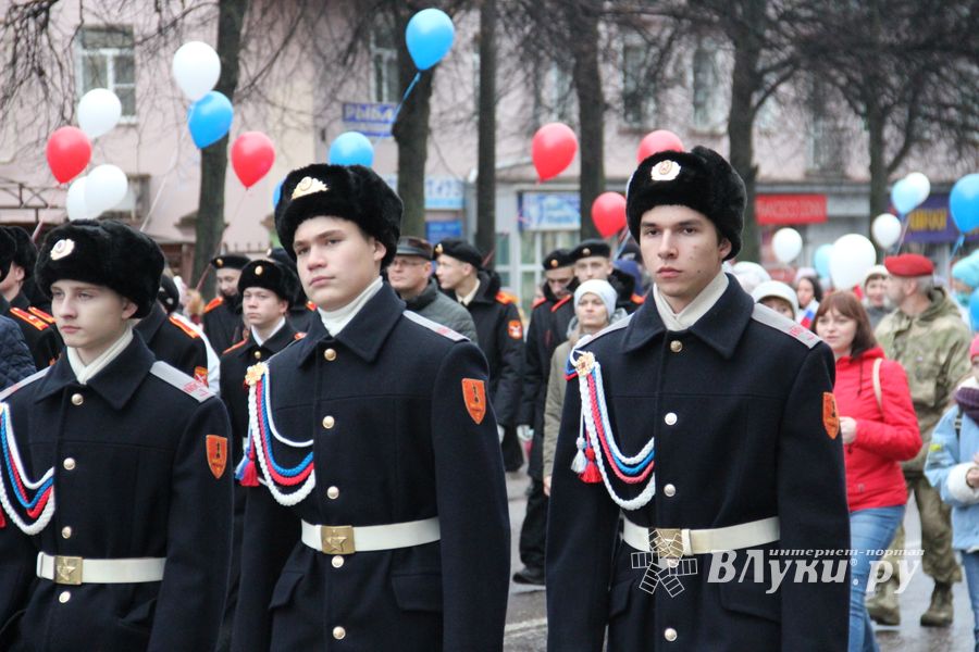 В Великих Луках прошло праздничное шествие (ФОТО)