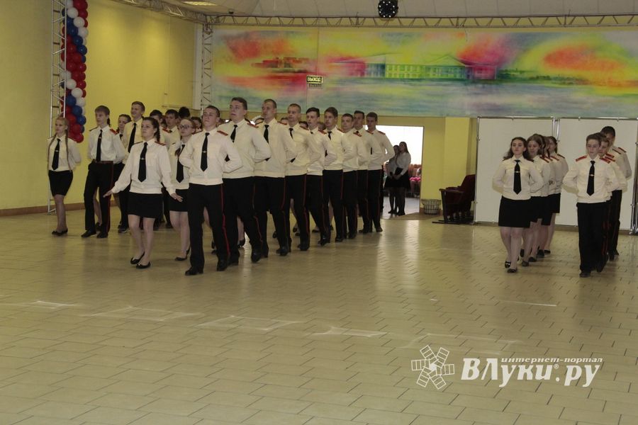 В Великих Луках состоялся кадетско-лицейский бал (ФОТО)