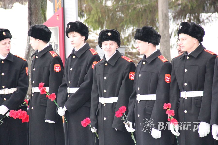 У Вечного огня в Великих Луках прошёл торжественный митинг (фото)