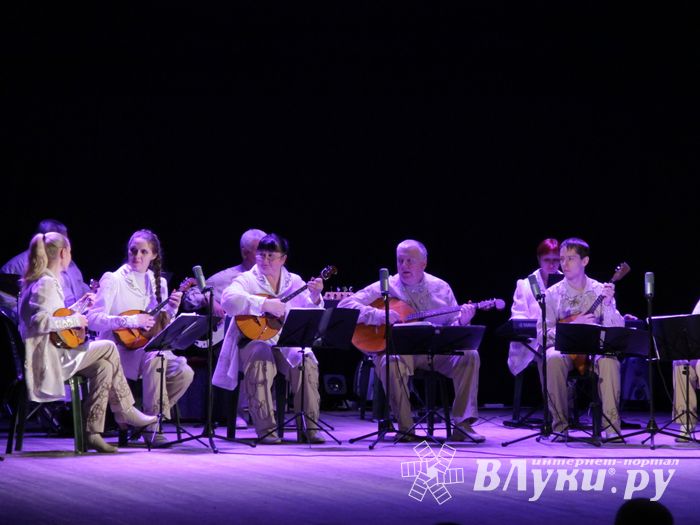 В Великих Луках играла гармонь (фото)