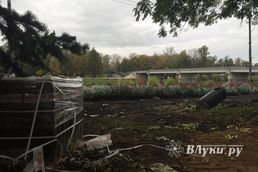В Великих Луках ремонтирую набережную реки Ловать (фото)