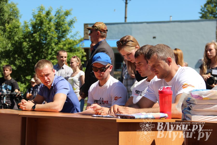 В Великих Луках состояли соревнования по подтягиванию на турнике (фото)
