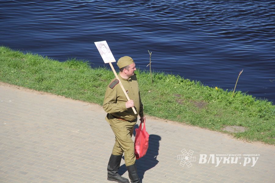 По центральному проспекту Великих Лук прошёл  «Бессмертный полк» (0+) (ФОТО)