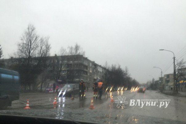 Фотофакт: в Великих Луках ремонтируют дорогу