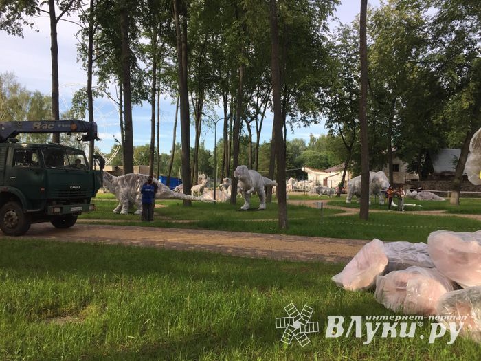В Великие Луки завезли динозавров (ФОТО)